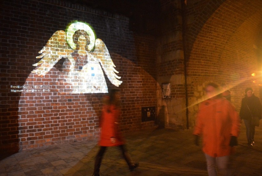 Hologramy aniołków na Bramie Krakowskiej (ZDJĘCIA)