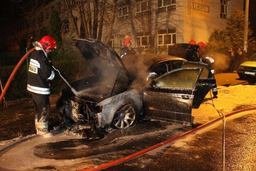 Opole, ulica Licealna: strażacy gaszą audi. Przyczyną pożaru...