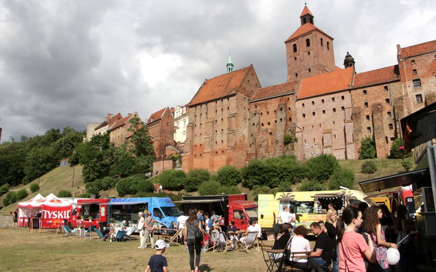 Na dwa dni rozstawiły się Food Trucki ze smacznymi potrawami...