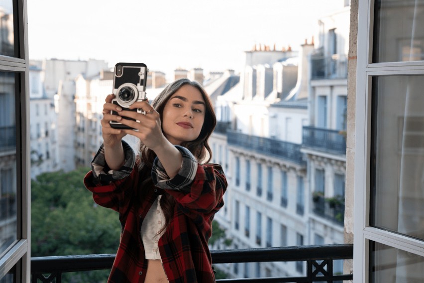 Emily Cooper poznawanie Paryża dokumentowała na swoim profilu w mediach społecznościowych