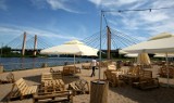 Bary i restauracje na plaży. Gdzie zjeść nad wodą w Trójmieście? Bary plażowe, restauracje Gdańsk, Sopot, Gdynia