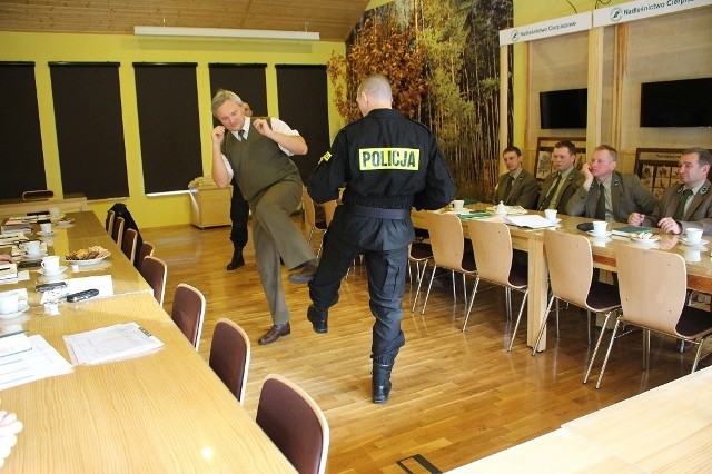 Toruńscy policjanci szkolili leśników [zdjęcia]