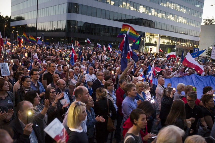 "Europo, nie odpuszczaj!" Protest w obronie sądów w Krakowie