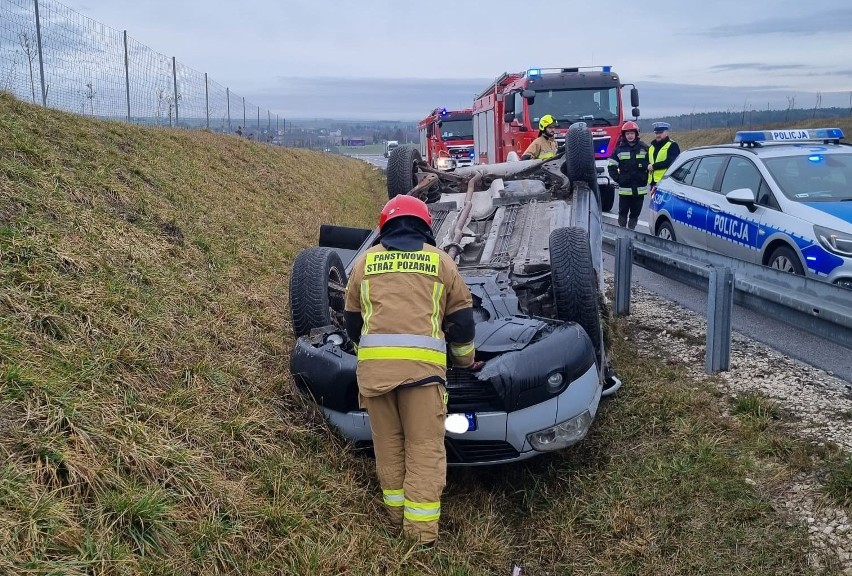 Na S7 w Wodzisławiu dachował samochód. Jedna osoba poszkodowana