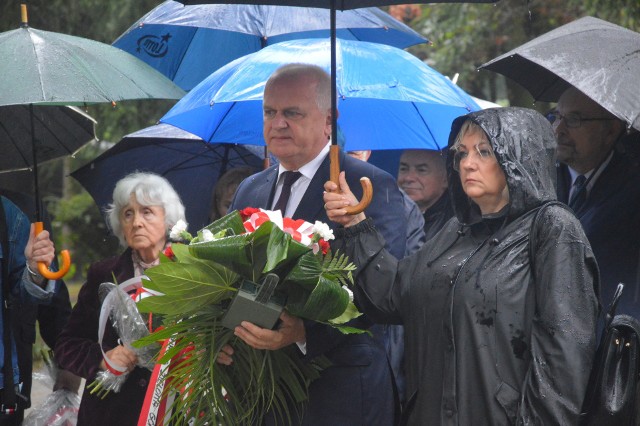 We wtorek, 31 sierpnia, przed Pomnik Robotników Solidarności w Zielonej Górze odbyły się uroczystości z okazji 41. rocznicy powstania Niezależnego Samorządnego Związku Zawodowego „Solidarność”. Pomimo niesprzyjającej pogody uczestnicy złożyli kwiaty, upamiętniając też tym samym, zawarcie Porozumień Sierpniowych. W obchodach wziął udział m.in. wojewoda Władysław Dajczak, wiceprezydent Krzysztof Kaliszuk czy też radny Marek Budniak.- W tym miejscu wspominamy bohaterów, ale w tym miejscu również wiemy, skąd są nasze wartości. Jako Solidarność odczuwamy, że jest wielu ludzi, którzy zapomnieli o tych wartościach. Dzisiaj próbują podważyć istnienie wolnej samorządnej i niezależnej ojczyzny - tłumaczył zgromadzonym Bogusław Motowidełko, przewodniczący związku w regionie. - Tutaj przedstawiciele Solidarności stoją tam, gdzie zawsze stała Solidarność. A ci, którzy dzisiaj próbują podważyć wartości, podważyć wolne państwo, stoją tam, gdzie stało ZOMO i UB - przekonywał Motowidełko. Przeczytaj też:Gorzowski Sierpień. Program ObchodówGłos zabrał również lubuski wojewoda. - Dziś obchodzimy 41. rocznicę powstania Solidarności, jednego z największych takich ruchów społecznych w dziejach świata, drugiego chyba po ruchu Ghandiego. Solidarności, która na zawsze zmieniła oblicze naszej ojczyzny oraz oblicze świata - mówił Władysław Dajczak. - 41 lat temu powstał republikański ruch patriotyczny, który nie wstydził się słowa naród, który nie wstydził się polskości. Był z tego dumny. Zaprotestował też przeciwko traktowaniu pracy i pracowników, jako dodatku, który jest zbędnym kosztem. Dzisiaj wyrażamy wielki szacunek tym wszystkim ludziom, którzy wtedy mieli odwagę, a odwaga, jak wiemy, kosztowała wtedy bardzo dużo - podkreślał Dajczak. Po złożeniu kwiatów zgromadzeni udali się na mszę w Kościele pw. Miłosierdzia Bożego. Wideo: Rocznica "Porozumień Sierpniowych"