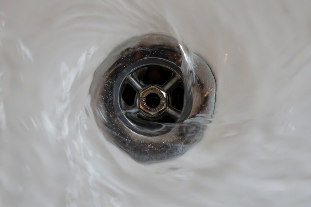 Najczęściej odpływ w zlewie, wannie czy pod prysznicem zatykają mydliny, resztki detergentów, resztki jedzenia, a także włosy, zwłaszcza te długie. Stojąca woda powoduje brzydki zapach. Co zrobić, gdy zapcha ci się odpływ w zlewie? Wypróbuj te domowe triki. Składniki masz na pewno w domu >>