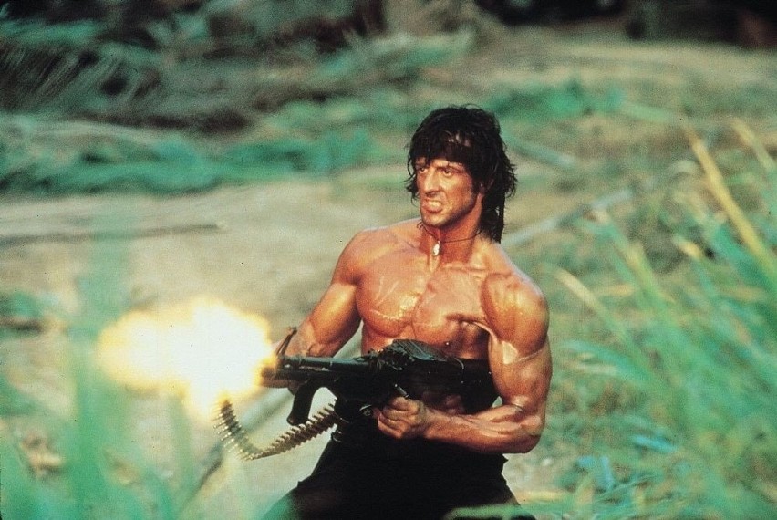 John Rambo, weteran wojny wietnamskiej, odsiaduje wyrok....