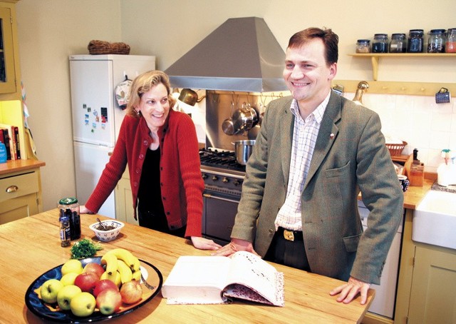 Anne Applebaum-Sikorska z mężem Radosławem w swojej kuchni w Chobielinie (woj. kujawsko-pomorskie)