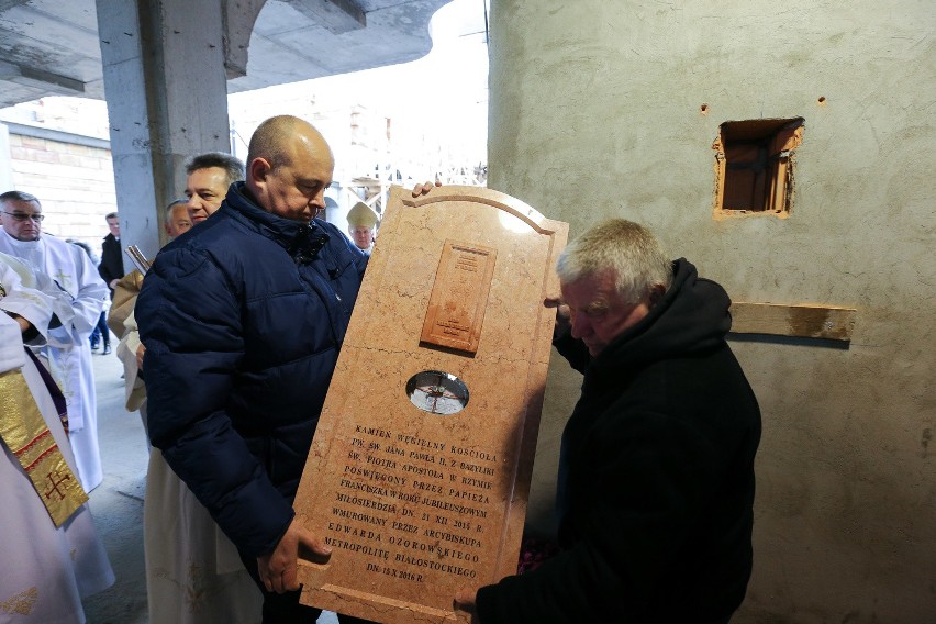 Uroczystość wmurowania kamienia węgielnego oraz poświęcenie...