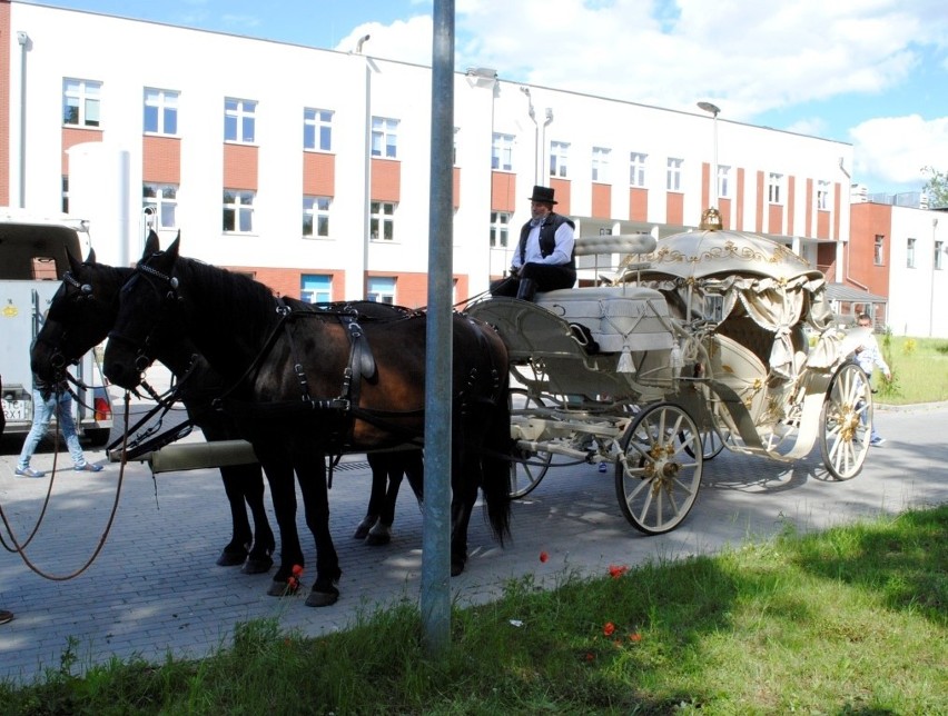 Po noworodka i matkę przed tczewski szpital zajechała kareta