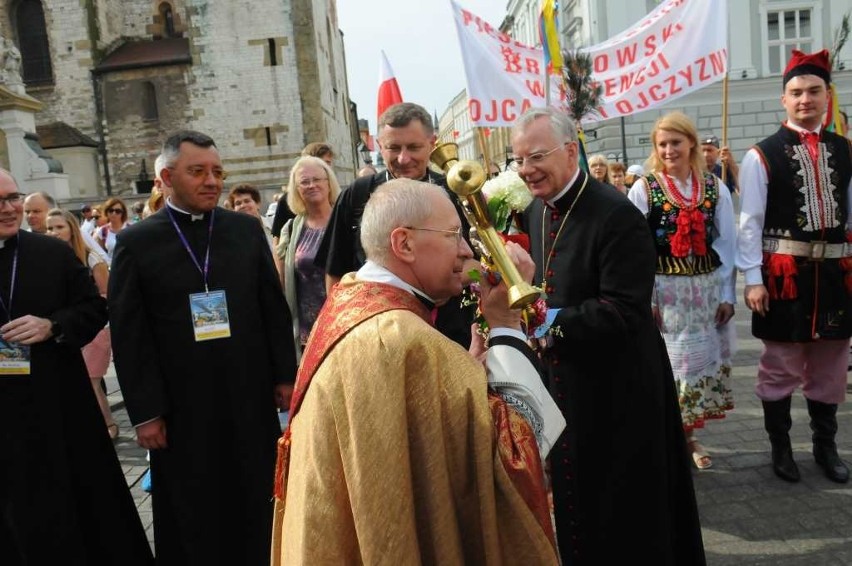 Pielgrzymi wyruszyli w drogę na Jasną Górę [ZDJĘCIA]