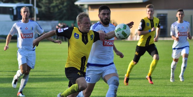 Piłkarze Siarki Tarnobrzeg (w żółtych koszulkach) doznali trzeciej porażki z rzędu.  