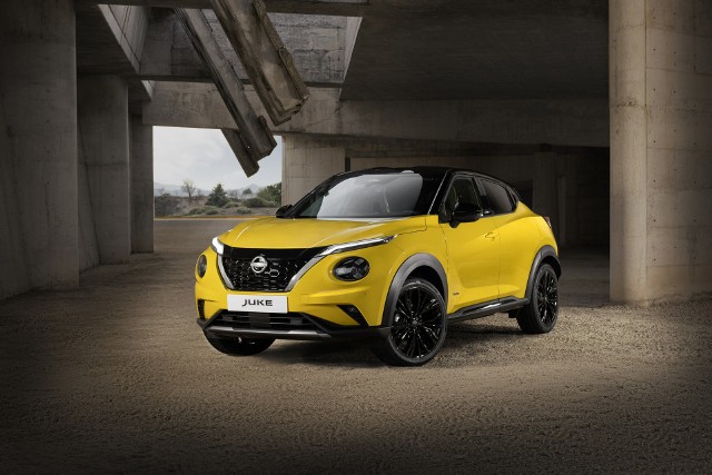 Druga generacja Nissana Juka przeszła właśnie facelifting. Do oferty wraca - w odpowiedzi na prośby klientów - kultowy żółty kolor nadwozia. Zmodernizowano wnętrze auta i standard wyposażenia. Pierwsze auta znajdą się w polskich salonach już w maju.
