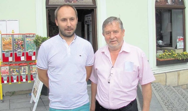 Od lewej: Robert Koźbiał i Jacek Warchał, współwłaściciele lokalu Aromat Caffe, mówią, że przez działania burmistrza utrzymanie stracą trzy rodziny, do których należy lokal, i rodziny pracowników.