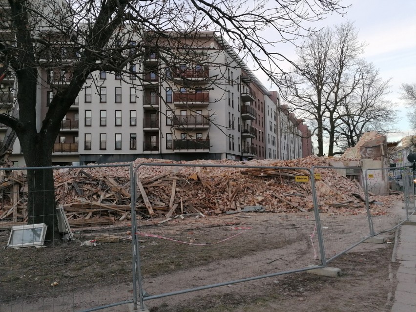Łódź: o krok od tragedii. Z wyburzanej kamienicy przy ul. Żeligowskiego odpada duży fragment muru, kilka metrów dalej idzie człowiek FILM