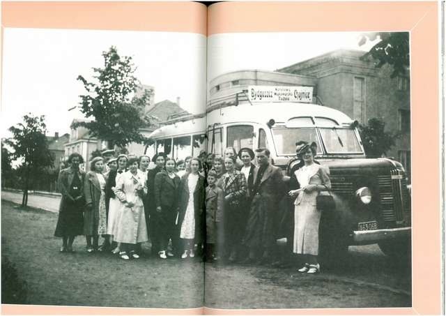 Zdjęcie pochodzi z książki Marka K. Jeleniewskiego i przedstawia wycieczkę do Chojnic, przez Koronowo