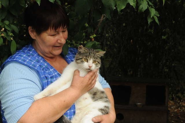 Opieka nad bezdomnymi kotami to obowiązek, z którego działacze TOZ wywiązują się należycie. Na zdjęciu: Teresa Byczek z podopiecznym