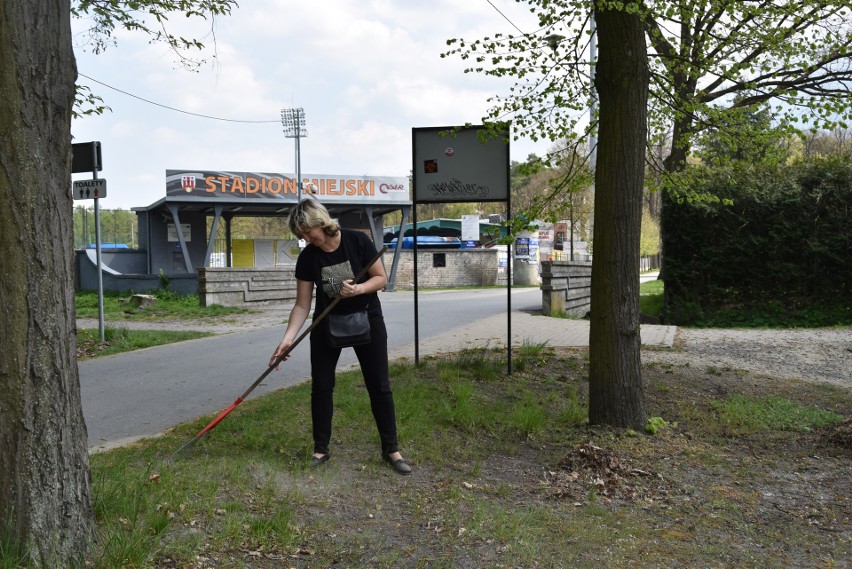 Uchodźcy z Ukrainy posprzątali park w Kluczborku