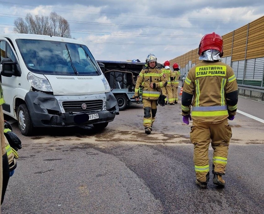 Wypadek na S19 w Terliczce koło Rzeszowa. Laweta uderzyła w bariery. Samochód spadł na jezdnię