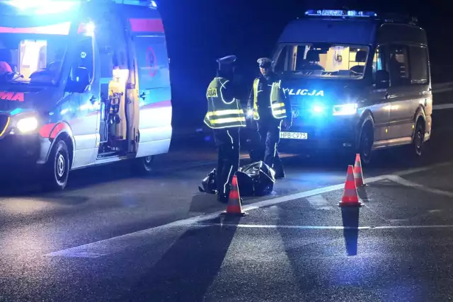 Tragedia pod Strzelinem, samochód dostawczy potrącił kobietę na lokalnej drodze pomiędzy miejscowością Prusy i Czerwieniec. Zdjęcie ilustracyjne