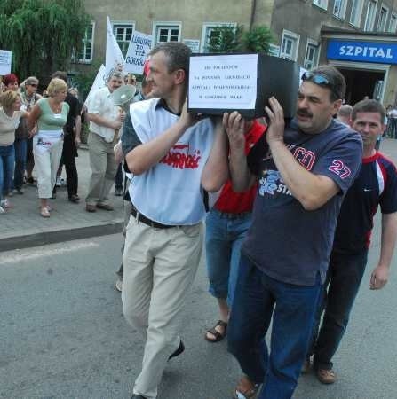 Protestujący nieśli małą trumnę, na której był napis: Od pacjentów na pomysły o likwidacji szpitala