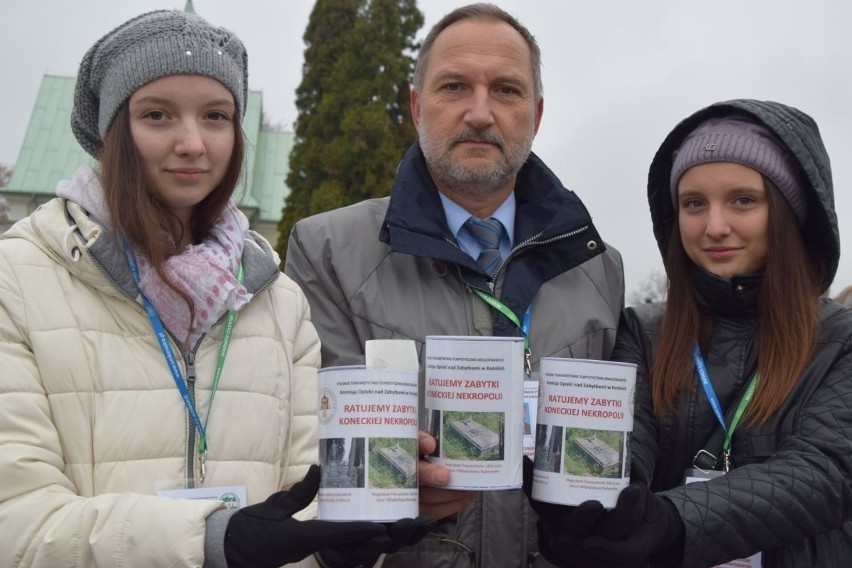 Prezesowi PTTK Wojciechowi Paskowi podczas kwesty towarzyszą...