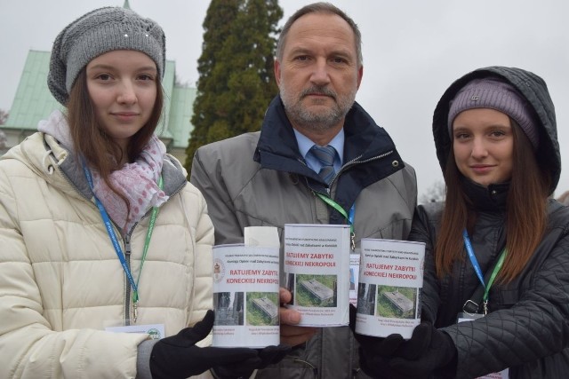 Prezesowi PTTK Wojciechowi Paskowi podczas kwesty towarzyszą córki Monika i Kasia.