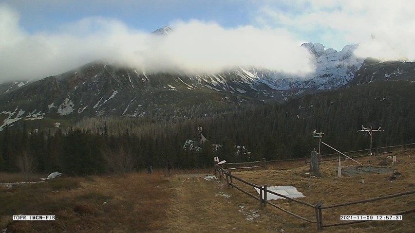 Tatry. Uwaga na górskie wędrówki. W wyższych partiach lód i niebezpiecznie