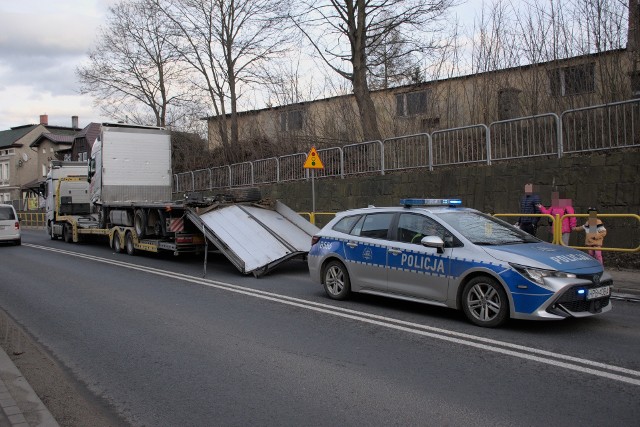 Przewoził ciężarówkę i nie zmieścił się pod wiaduktem. Do zdarzenia doszło w miejscowości Szczytna (woj. dolnośląskie) 24.03.2023