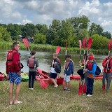 Wolontariusze na kajakach. Wakacyjny relaks z Koalicją dla Młodych z Białobrzegów. Fundacja dziękuje swoim pomocnikom