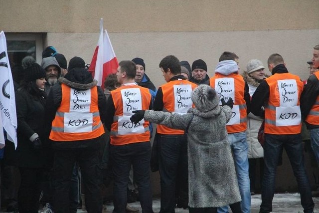 Uważam postanowienie za wyraz zdrowego rozsądku. Napis na kamizelkach miał podkreślić jasne i stanowcze podejście Młodzieży Wszechpolskiej do stowarzyszenia KOD - twierdzi dziś Wojciech Niedzielko z Młodzieży Wszechpolskiej.