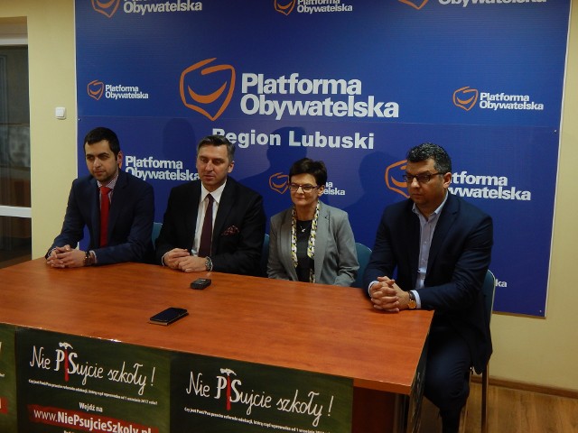 Konferencja byłej minister oświaty. Od lewej Mariusz Marchewka, Waldemar Sługocki, Krystyna Szumilas i Adam Urbaniak.