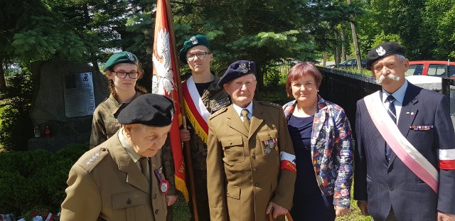 Uczniowie klasy mundurowej Liceum Ogólnokształcącego w Chwałowicach przybyli na uroczystości ze sztandarem.