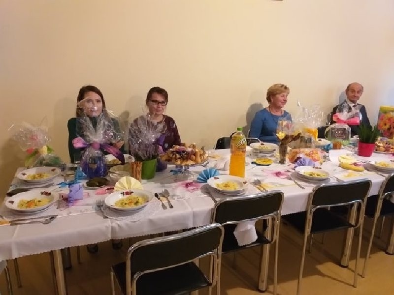 Seniorzy z gminy Czarnocin obchodzili swoje święto. Zwieńczeniem uroczystości był zjawiskowy i przepyszny tort [ZDJĘCIA]  