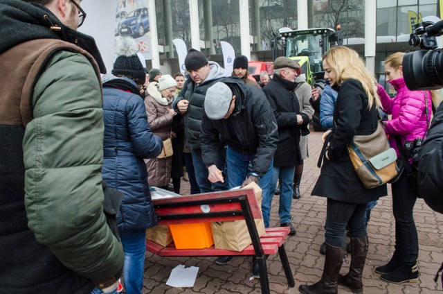 Manifestacja w obronie zwolnionych dyrektorów stadnin w Janowie Podlaskim i Michałowie