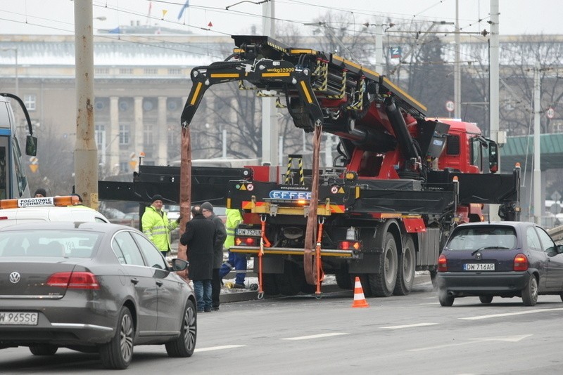 Wrocław: Tramwaj 33 Plus wykoleił się na pl. Społecznym. I zakorkował centrum (ZDJĘCIA)