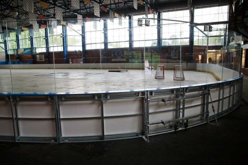 Lodowisko BOSiR. Hokejowe bandy gotowe (zdjęcia)