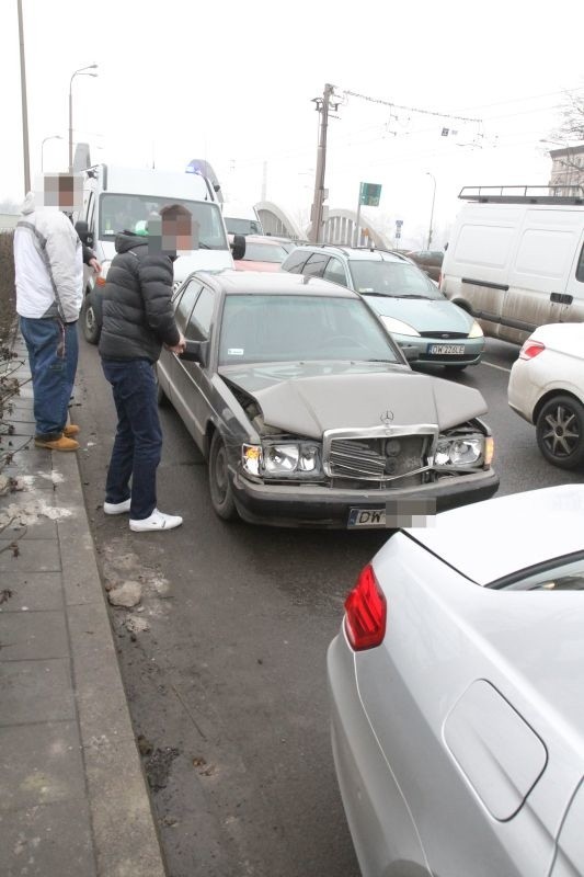 Wypadek na mostach Warszawskich. Spore utrudnienia