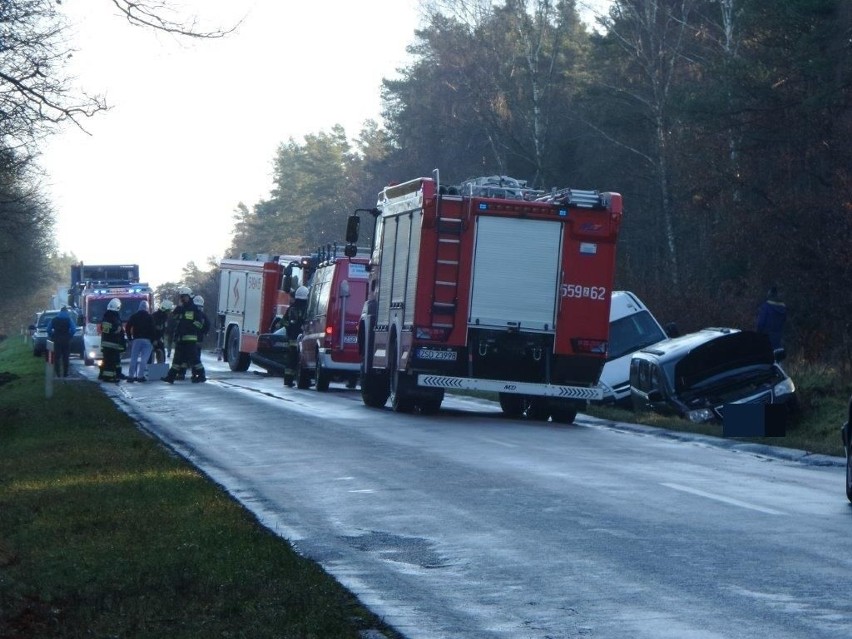 Lodowa pułapka na kierowców koło Barwic [zdjęcia]