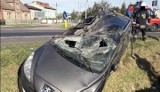 Wypadek na DK 1 w Rzeniszowie ZDJĘCIA Samochód osobowy wylądował w rowie, jedna osoba została ranna