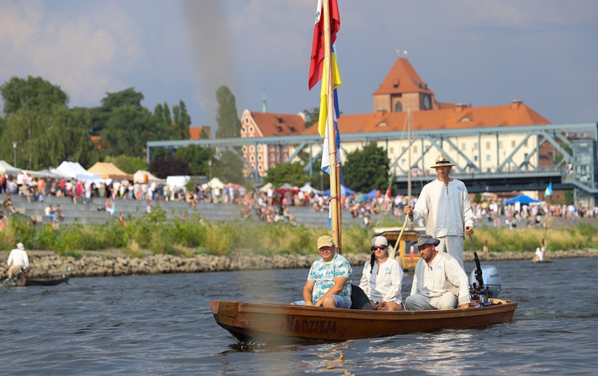 Festiwal Wisły w Toruniu. Fenomenalna parada statków i łodzi nad Bulwarem Filadelfijskim ZDJĘCIA