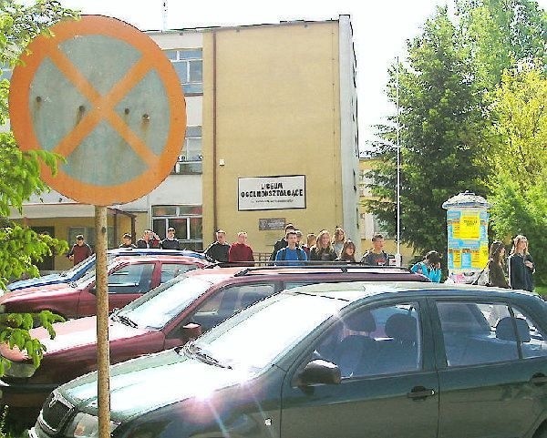Choć znak zakazu zatrzymywania jeszcze stoi,  parking przed sępoleńskim ogólniakiem jest już  legalny