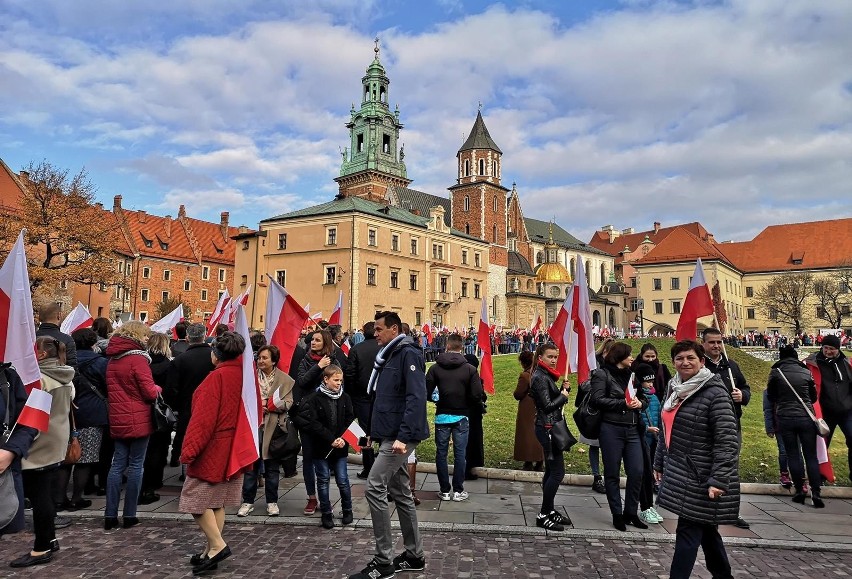 Kraków. Uczestnicy na obchodach Święta Niepodległości. Szukaj się na zdjęciach [ZDJĘCIA]