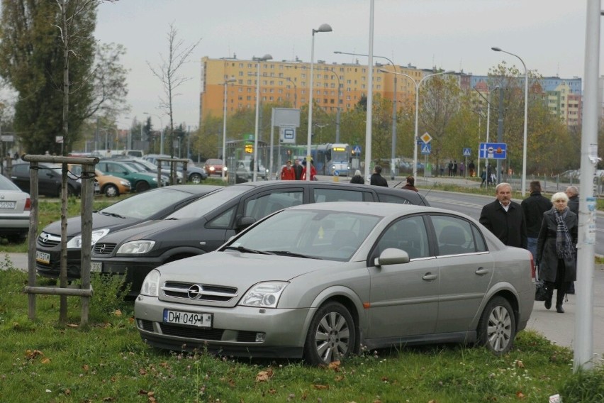 Cmentarz przy ul. Bardzkiej - tutaj kierowcy parkują jak...