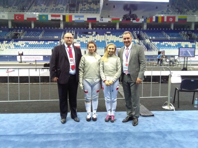Marta Mazurek z UKS 13 Białystok (trzecia z lewej) zajęła trzecie miejsce w Pucharze Świata Juniorów w Soczi