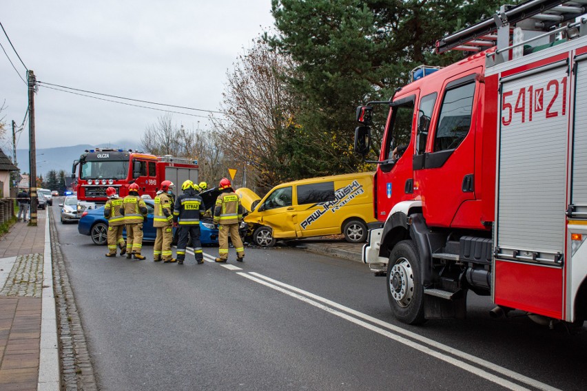 Zakopane. Czołowe zdarzenie osobówki i busa na zakopiańskiej Olczy