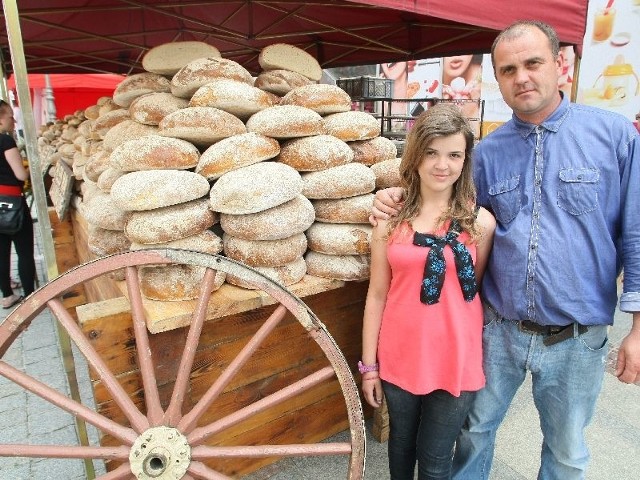 Zbigniew Prusaczyk z córką Klaudią namawiają do skosztowania tradycyjnie wyrabianego chleba.