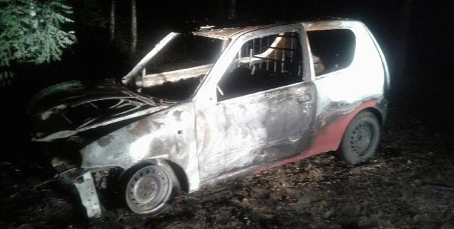 Spalony samochód został znaleziony w sobotę, 7 października, w lesie koło Zielonej Góry Drzonkowa. Wrak zabezpieczyła policja.Samochód stał w lesie niemal doszczętnie spalony. Z tablic rejestracyjnych wynika, że fiat seicento jest zarejestrowany w woj. kujawsko-pomorskim.Na miejsce została wezwana policja. To, co zostało z fiata, zabezpieczono na policyjnym parkingu. – Wywieźliśmy spalony samochód z lasu – mówi Marek Dziubałka z pomocy drogowej Maxmar w Zielonej Górze.Policja wyjaśnia skąd samochód wziął się w lesie i dlaczego spłonął. Wszystko wskazuje na to, że został celowo spalony.Zobacz też: Magazyn informacyjny Gazety Lubuskiej 6.10.2017[wideo_iframe]//get.x-link.pl/7fe80825-0903-683b-f5c0-587dc27e768a,55ca171e-fc83-e484-4dd7-514c26b1da1b,embed.html[/wideo_iframe]