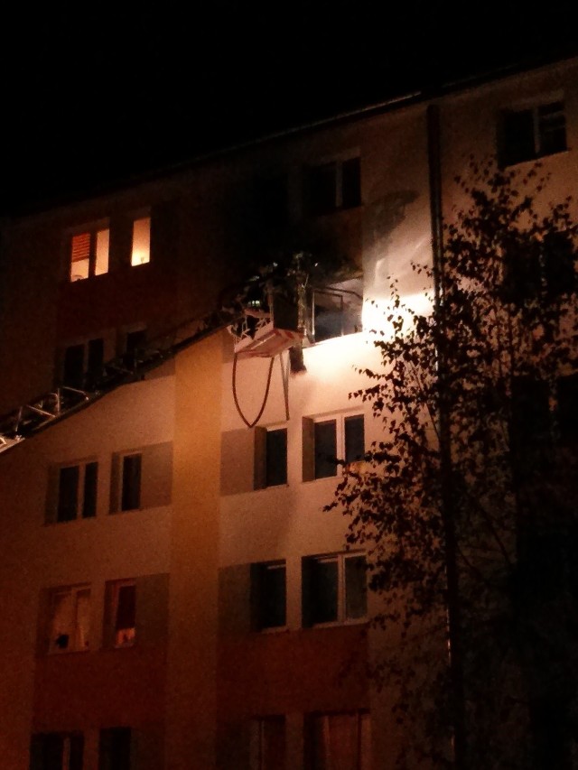 W środę około 22:30 wybuchł pożar w jednym z mieszkań przy ul. Sienkiewicza