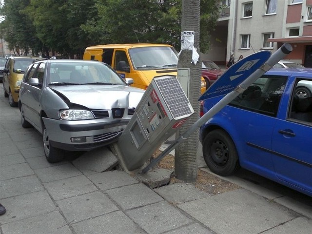 Parkomat został wyrwany z chodnika.